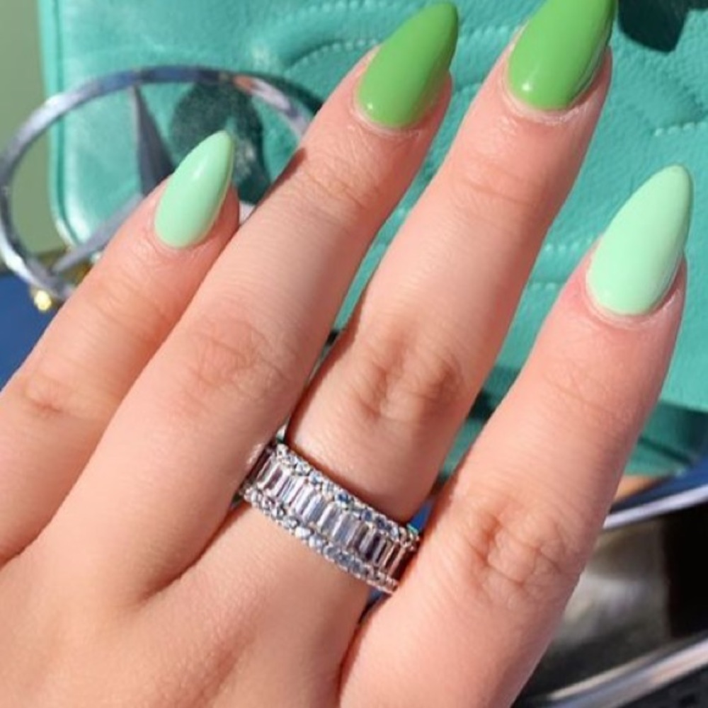 14k Solid White Gold Wedding Band Ring. Absolutely stunning. Stones are QZ
